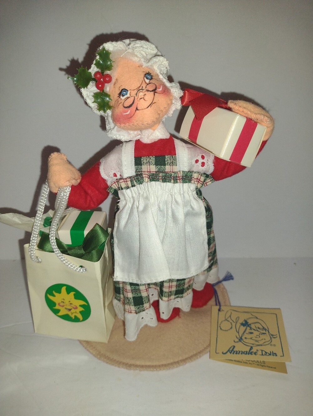 Vintage 1995 Annalee Christmas Doll Mrs. Claus With Shopping Bag And Presents 7"